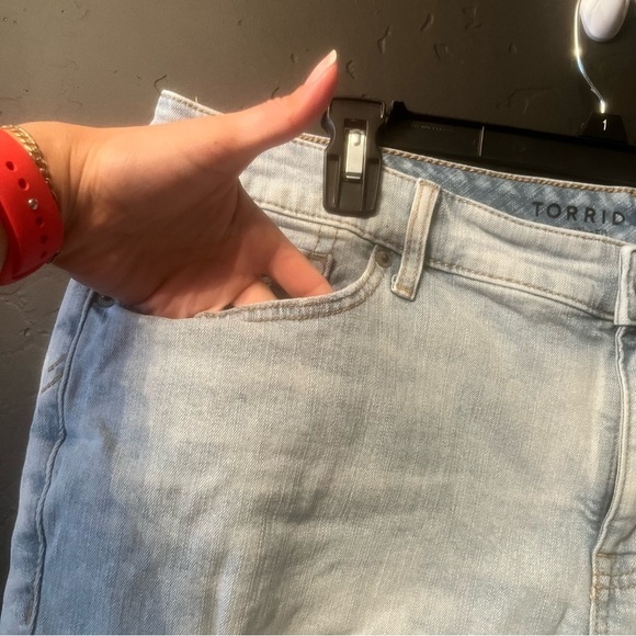 Torrid Light Blue Distressed Denim Shorts size: 20 - Picture 5 of 7